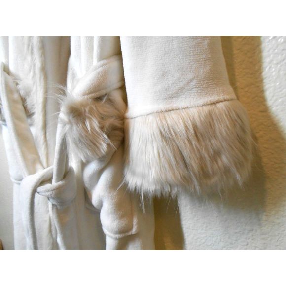 Pottery Barn Teen Leopard Faux Fur cream color Robe Size: One Size - Picture 6 of 11